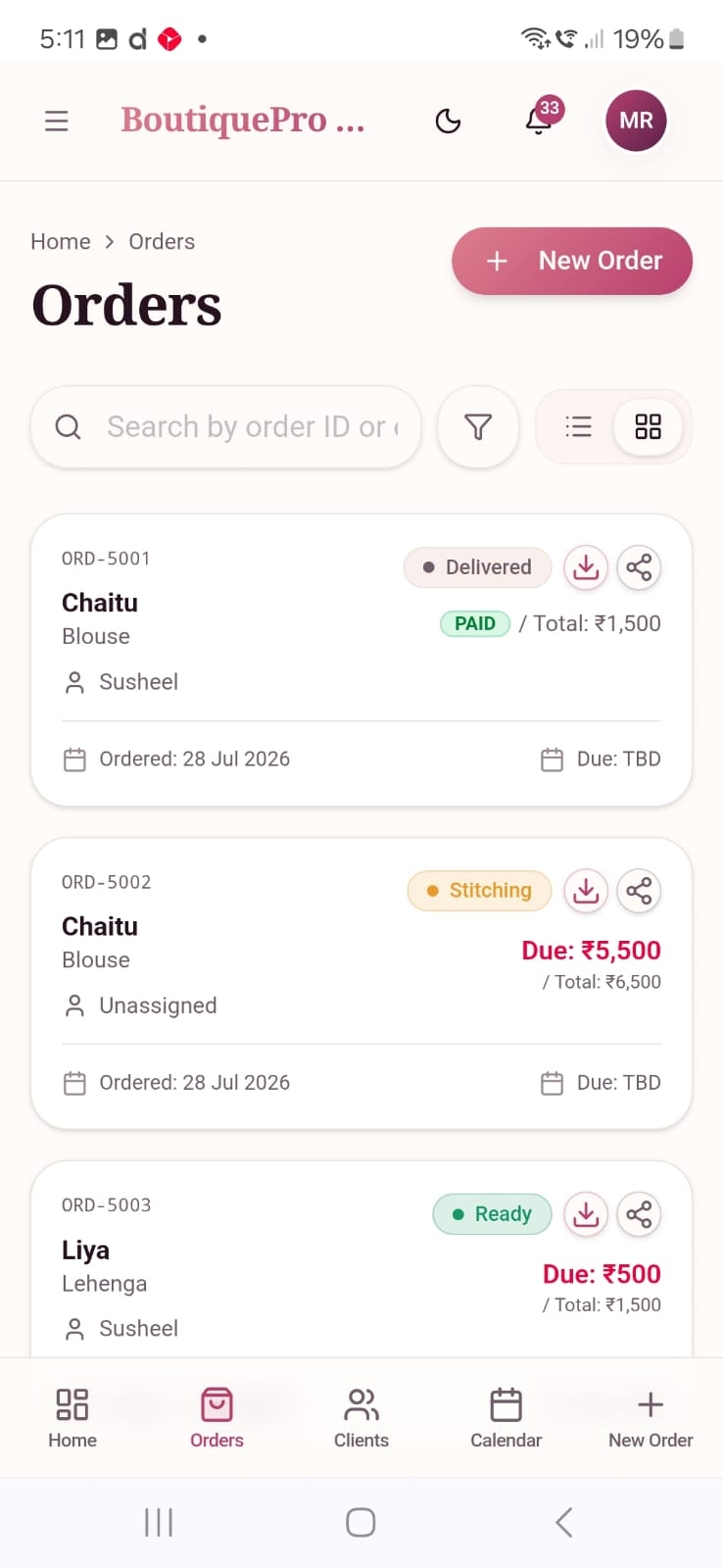 Boutique orders on mobile with status and payment details